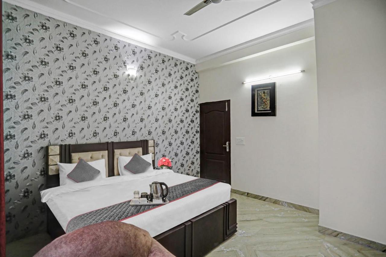 Townhouse The Premier View Near Iskcon Temple Noida Hotell Exteriör bild