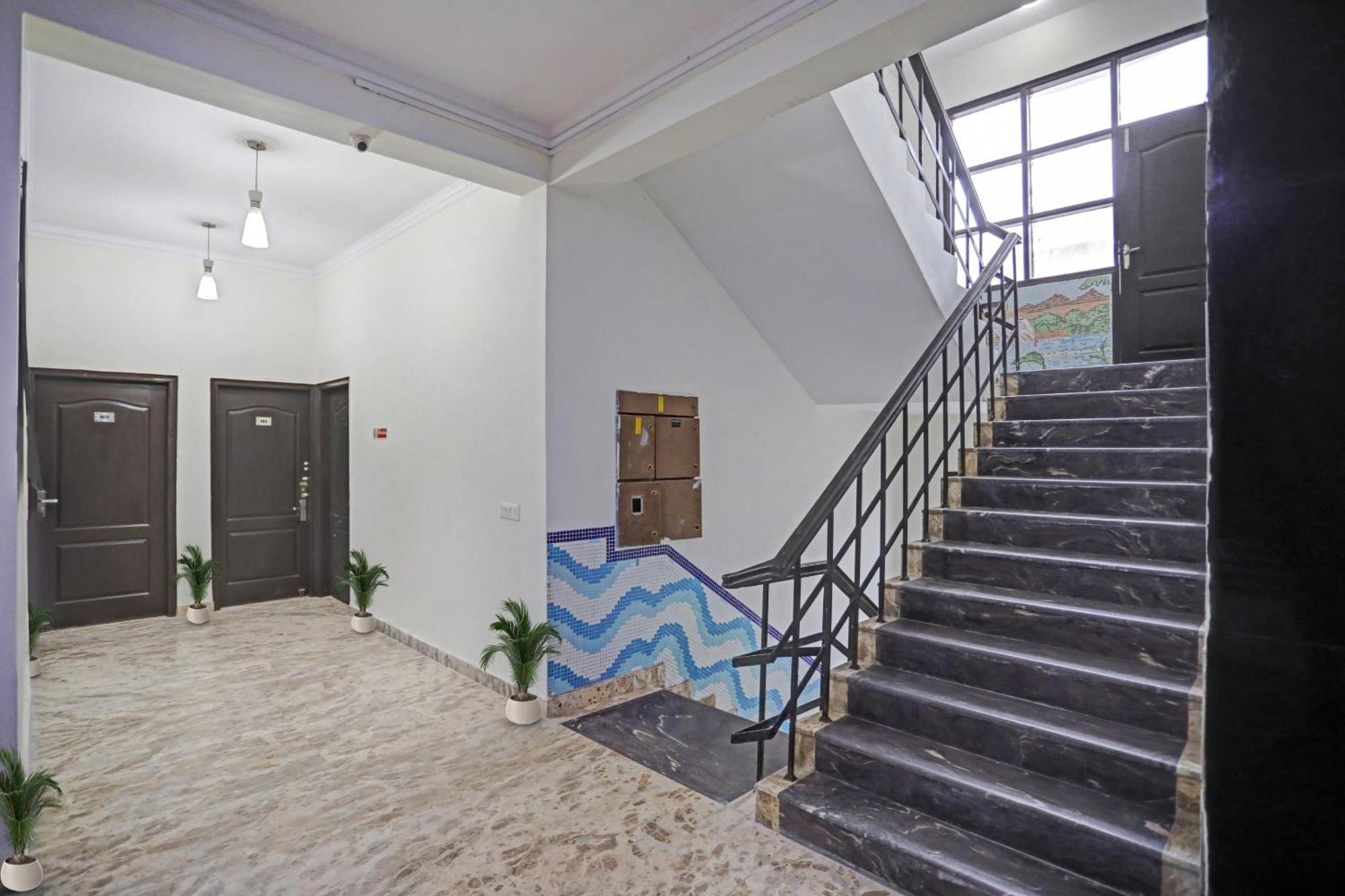 Townhouse The Premier View Near Iskcon Temple Noida Hotell Exteriör bild