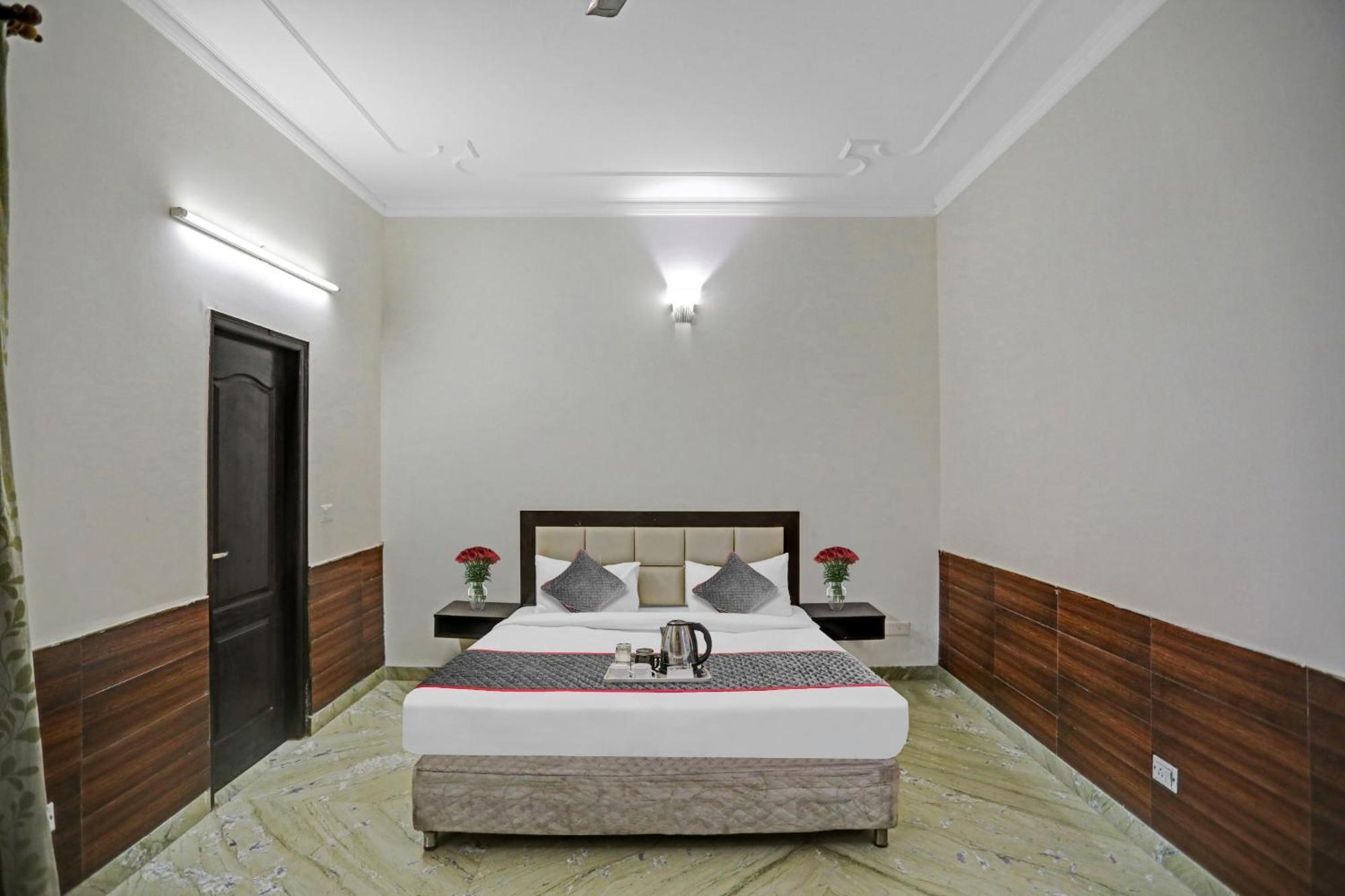 Townhouse The Premier View Near Iskcon Temple Noida Hotell Exteriör bild
