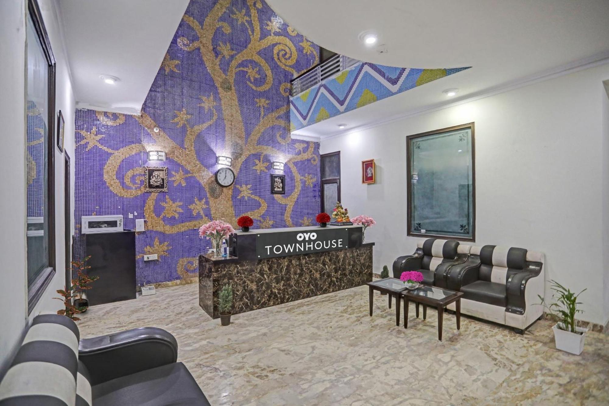 Townhouse The Premier View Near Iskcon Temple Noida Hotell Exteriör bild