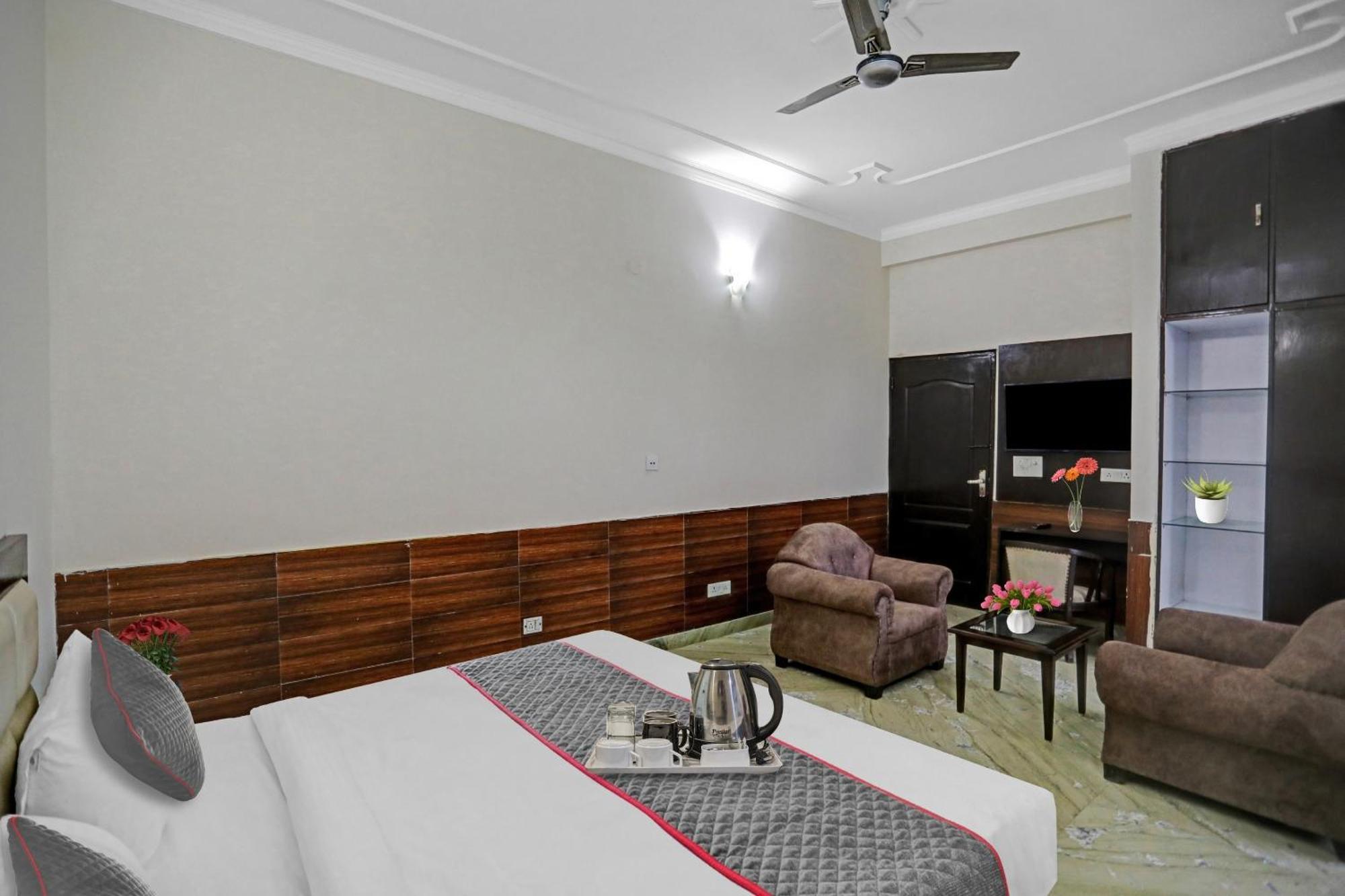 Townhouse The Premier View Near Iskcon Temple Noida Hotell Exteriör bild