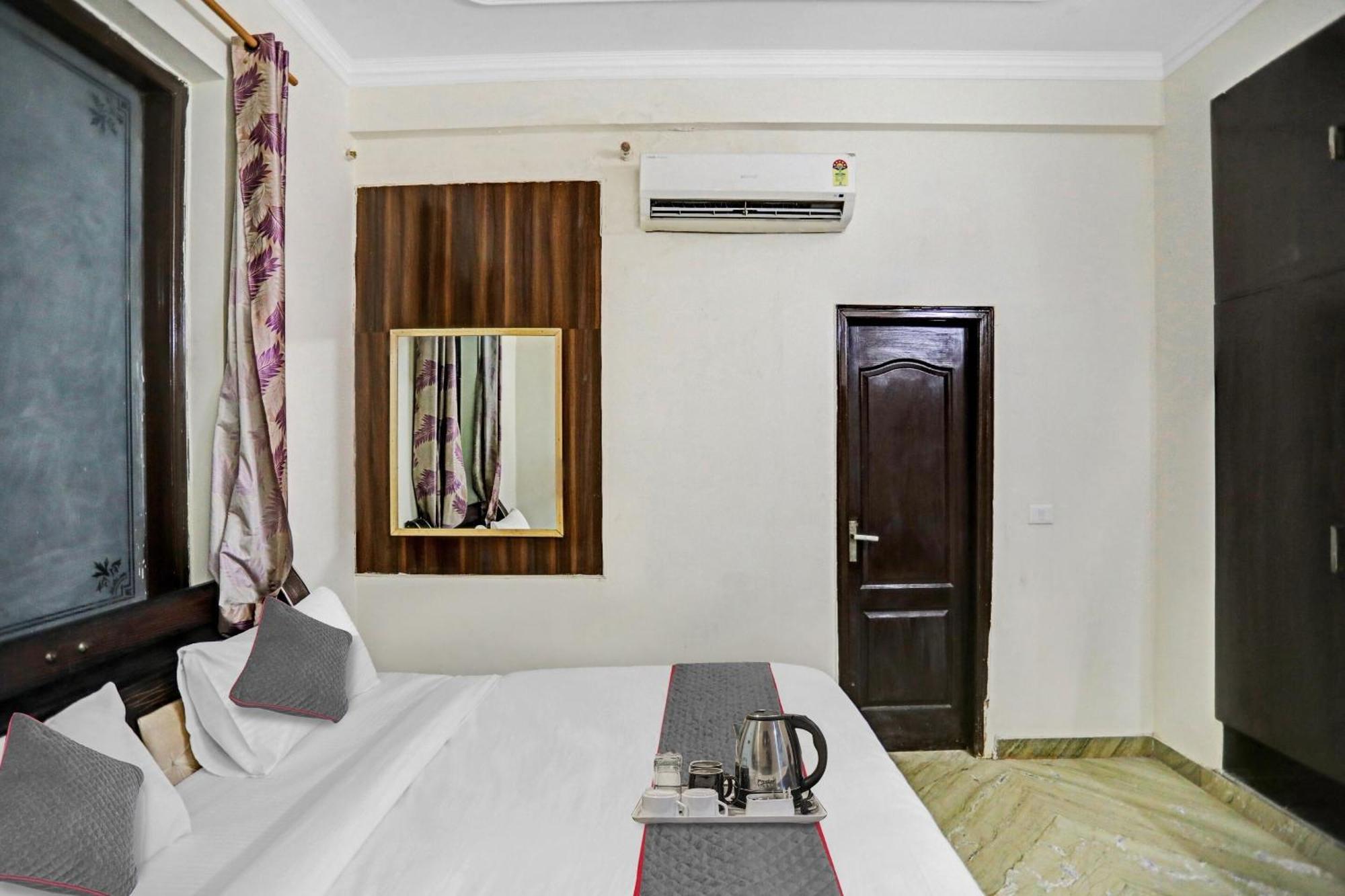 Townhouse The Premier View Near Iskcon Temple Noida Hotell Exteriör bild