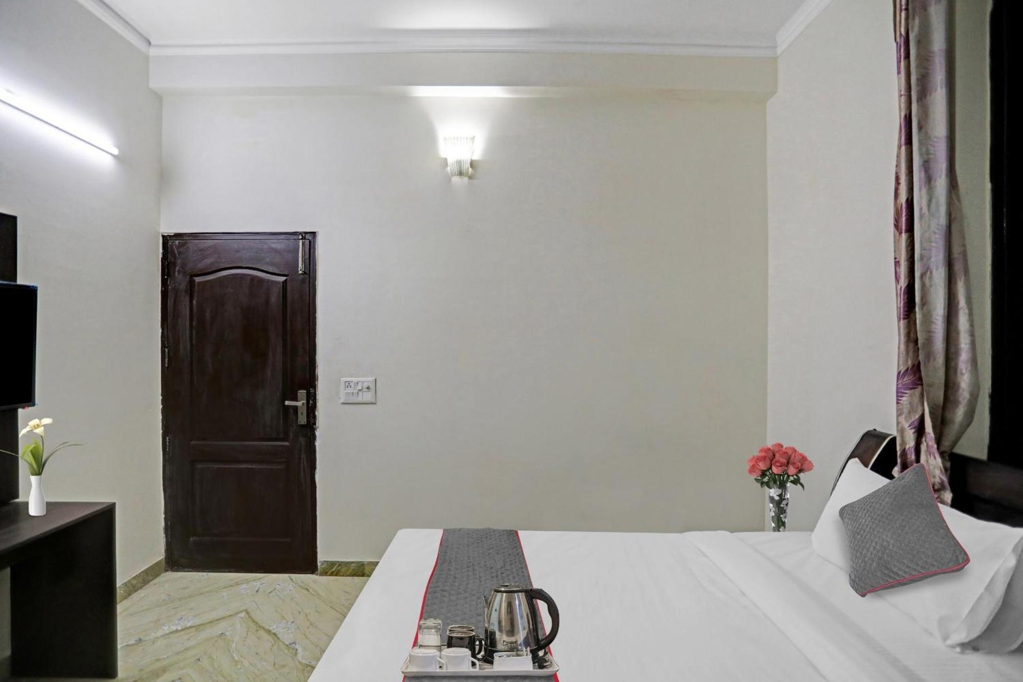 Townhouse The Premier View Near Iskcon Temple Noida Hotell Exteriör bild