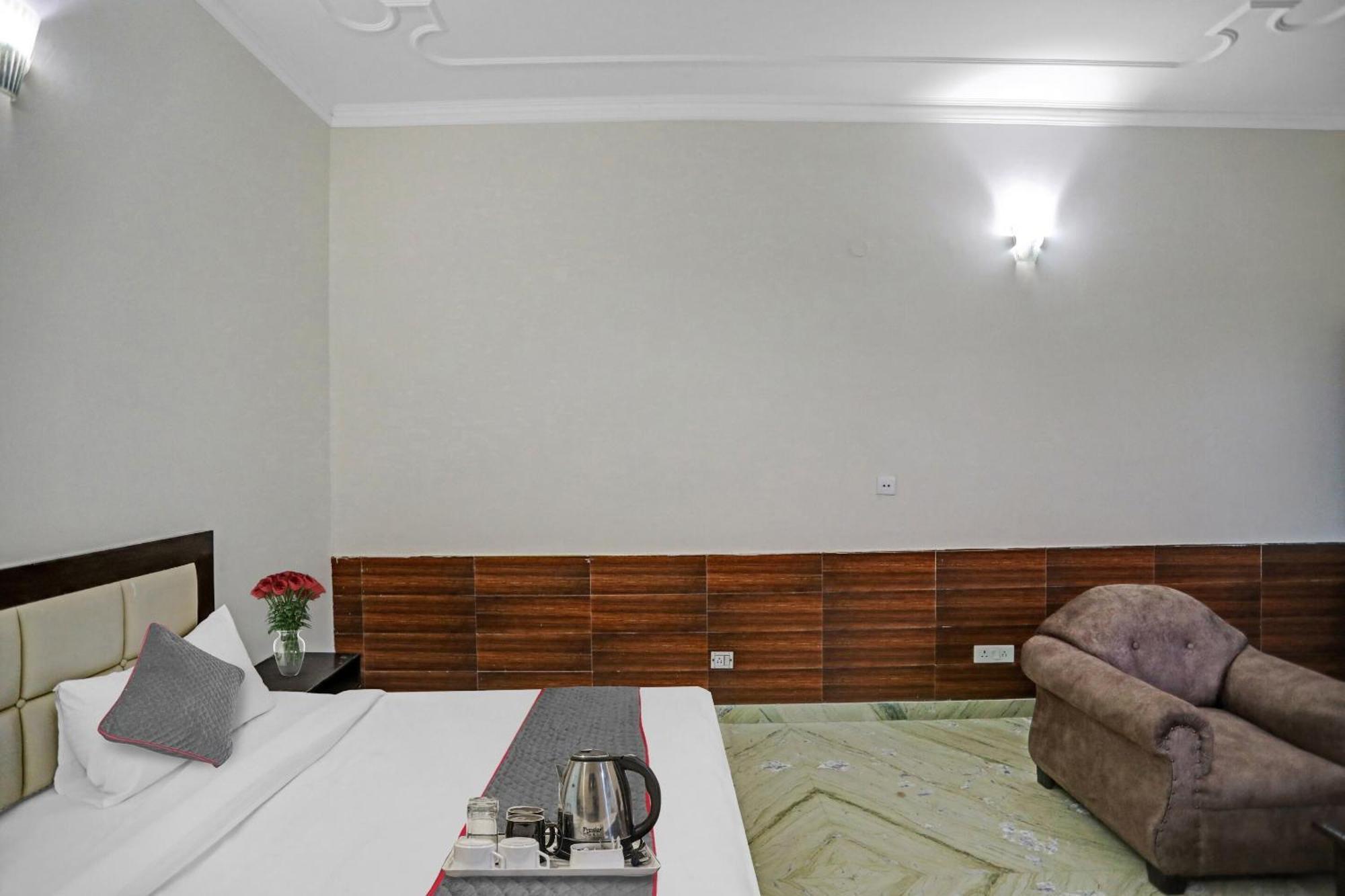 Townhouse The Premier View Near Iskcon Temple Noida Hotell Exteriör bild